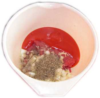 mięso wołowe mielone danie tatarskie, cebula świeża, czosnek, sok z pomidorów tomatera, majeranek, papryka słodka, chili, plastikow miseczka